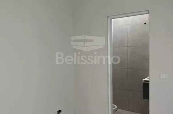 Casa com excelente localização 10 minutos do centro. Casa com 02 (dois) quartos, sendo 01 (um) suíte, 02 (dois) banheiros, 01 (uma) sala de estar, 01 (uma) cozinha, 01 (uma) lavanderia, com garagem