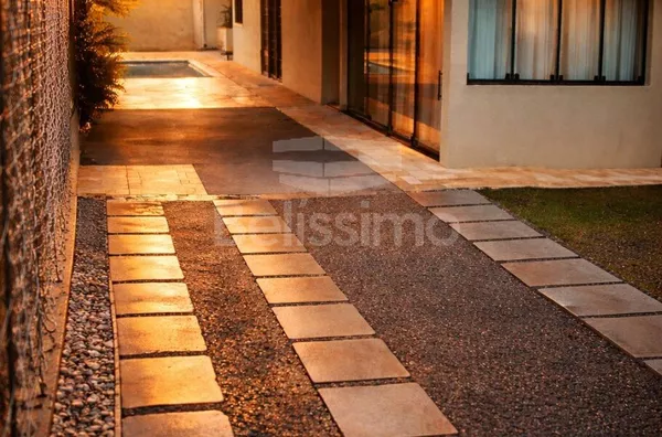 Casa para venda contendo: 2 quarto(s) sendo 1 planejado, sala ampla, cozinha c/ planejados, 2 banheiros c/ planejados, lavanderia coberta, área de lazer e garagem coberta