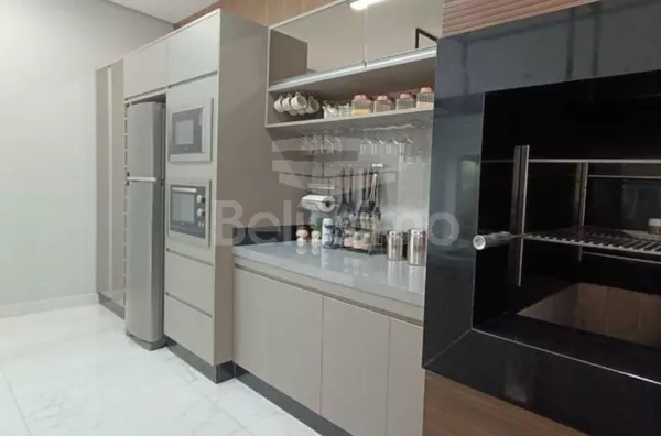 Belíssima Casa no Condomínio Eco Ville I. Casa com 02(dois) quartos, sendo 1 suíte com closet, 2º quarto todo com planejados, os dois quartos com ar condicionado, 01(uma) ampla sala de TV com planejados, 01(uma) cozinha gourmet ampla com planejados, banca