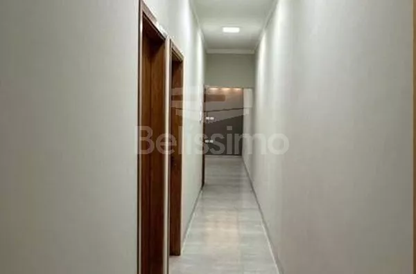 Casa localizada no Bairro Bela Vista da Lagoa, com 02(dois) Quartos, sendo uma suíte, 01(uma) Sala de TV, 01(jardim de inverno), 01(uma) cozinha, 02(dois) Banheiros, Lavanderia , Garagem para 02 Veículos,