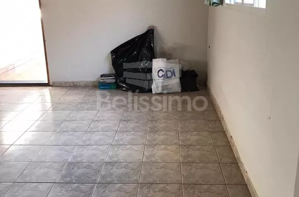 Casa bem localizada, no Colinos. Casa contendo 03 (três) quartos, 02 (dois) banheiros, sala, cozinha, lavanderia e garagem.