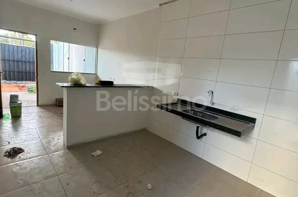 Casa com excelente localização 10 minutos do centro. Casa com 02 (dois) quartos, sendo 01 (um) suíte, 02 (dois) banheiros, 01 (uma) sala de estar, 01 (uma) cozinha, 01 (uma) lavanderia e com garagem para 2 carro.