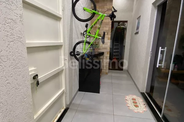 Casa com excelente localização 10 minutos do centro. Casa com 03(Três) quartos, 01(uma) sala de TV, 01(uma) cozinha com planejados, 01(um) banheiro, 01(uma) área de serviço coberta,  área gourmet  , garagem para 2 carro.