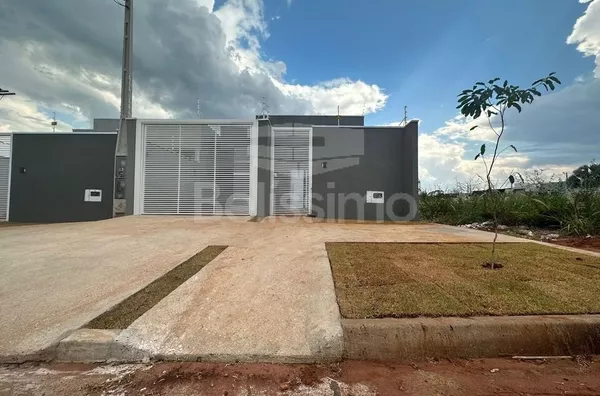Casa com excelente localização 10 minutos do centro. Casa com 03(Três) quartos, sendo 1 suíte, 01(uma) sala de TV, 01(uma) cozinha com planejados, 02(dois) banheiros, 01(uma) área de serviço coberta, garagem para 2 carro.   Área Construída: 65m²  Área Tot