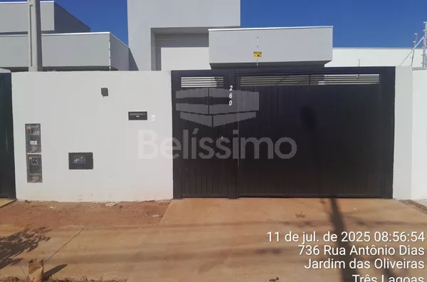 Imóvel de alto padrão no bairro Jardim das Oliveiras, casa possui 3 quartos, sendo uma suíte com closet, sala c/ pé direito alto, cozinha com área gourmet, lavanderia restrita, garagem para 2 carros e piscina.