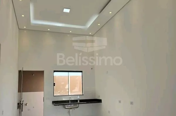 Casa localizada no Bairro Bela Vista da Lagoa, com 02(dois) Quartos, sendo uma suíte, 01(uma) Sala de TV, 01(jardim de inverno), 01(uma) cozinha, 02(dois)  Banheiros, Lavanderia coberta,  Garagem para 02 Veículos,