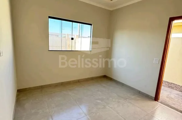 Casa com excelente localização 10 minutos do centro. Casa com 02 (dois) quartos, sendo 01 (um) suíte, 02 (dois) banheiros, 01 (uma) sala de estar, 01 (uma) cozinha, 01 (uma) lavanderia e garagem para 2 carro.