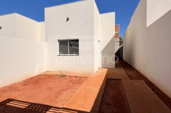 Casa com excelente localização no Loteamento OT. Casa de 2 quartos,  01(uma) sala de TV, 01 (uma) cozinha, (01) banheiro, 01 (uma) área de serviço coberta e garagem para 1 carro.