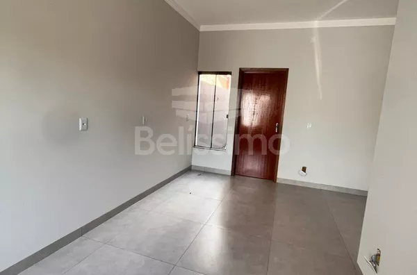 Casa com excelente localização. Casa de 2 quartos, 01(uma) sala de TV, 01 (uma) cozinha, (02) banheiros, 01 (uma) área de serviço coberta e garagem para 2 carros.