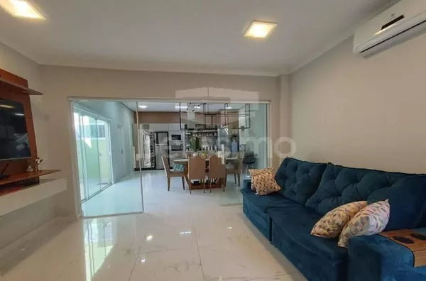 Belíssima Casa no Condomínio Eco Ville I. Casa com 02(dois) quartos, sendo 1 suíte com closet, 2º quarto todo com planejados, os dois quartos com ar condicionado, 01(uma) ampla sala de TV com planejados, 01(uma) cozinha gourmet ampla com planejados, banca