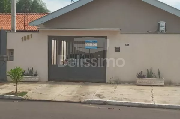 Casa bem localizada, no Colinos. Casa contendo 03 (três) quartos, 02 (dois) banheiros, sala, cozinha, lavanderia e garagem.