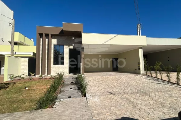 Casa com excelente localização no Condomínio Portal das Águas. Casa com 03(Três) quartos, sendo todos suíte, 01(uma) sala de TV,  01(uma) cozinha com área gourmet, 04(quatro) banheiros, 01(uma) área de serviço coberta e com garagem para 2 carros, piscina