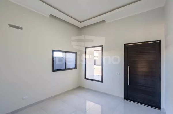 Linda Casa no condomínio Costa Leste, Casa com 03(três) quartos, sendo 1 suíte + 2(duas) Demi-suítes, 01(uma) sala com pé direito alto, com acabamento sanca de gesso, 01 (uma) cozinha com balcão em formato de ilha, 01 (uma) área de serviço coberta, 03 (tr