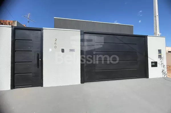 Casa com fino acabamento no Bairro Novo Europa, excelente localização 5 minutos da lagoa maior (cartão postal) da nossa cidade. Contendo 03(três) quartos, sendo uma suíte, 01(uma) sala, 01(uma) cozinha ampla, 02(dois) banheiros, lavanderia coberta,  Área 