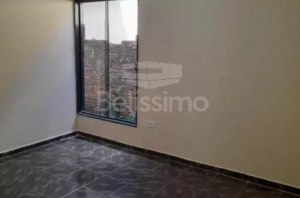 Casa com excelente localização 5 minutos do centro, á 100 mts da Lagoa maior, casa de 2 quartos, sendo 1 suíte, 01(uma) sala de TV, 01 (uma), 01 (uma) cozinha com armários planejados, 01 (uma) área de serviço coberta, 01 (um) banheiro e com garagem para 1