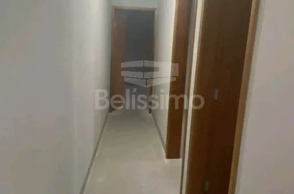 Casa com excelente localização 10 minutos do centro. Casa de 2 quartos,  01(uma) sala de TV, 01 (uma) cozinha, 01 (uma) área de serviço, 01 (um) banheiro e com garagem para 2 carros.