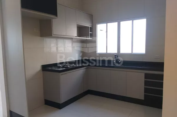 Casa para venda 3(três) dormitórios, sendo 01 (uma) suíte contendo closet e 01 (um) banheiro,  banheiro social, cozinha planejada , sala TV e lavanderia coberta.