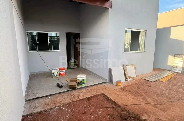 Casa com excelente localização 10 minutos do centro. Casa com 02 (dois) quartos, sendo 01 (um) suíte, 02 (dois) banheiros, 01 (uma) sala de estar, 01 (uma) cozinha, 01 (uma) lavanderia e com garagem para 2 carro.