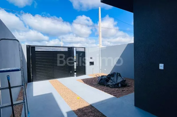 Linda casa no bairro Nova Três Lagoas, casa bem localizada. Casa contendo, 3 (Três) Quartos, sendo 1 (Uma) suíte, 2 (Dois) Banheiros, Sala de TV, Cozinha, Lavanderia coberta e garagem para dois carros. 