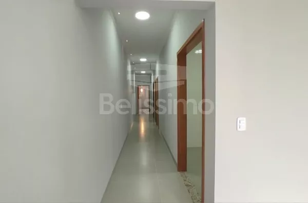 Casa com excelente localização no Mais Parque. Casa Contendo: 03 (Três) Quartos, sendo 01 (Uma) Suíte, 01 (Uma) Sala com pé direito amplo, 01 (Uma) Cozinha, 02 (Dois) Banheiros, 01 (Uma) Área de serviço coberta, Garagem para 02 carros