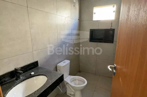 Casa com excelente localização 10 minutos do centro. Casa com 02 (dois) quartos, sendo 01 (um) suíte, 02 (dois) banheiros, 01 (uma) sala de estar, 01 (uma) cozinha, 01 (uma) lavanderia e garagem para 2 carro.