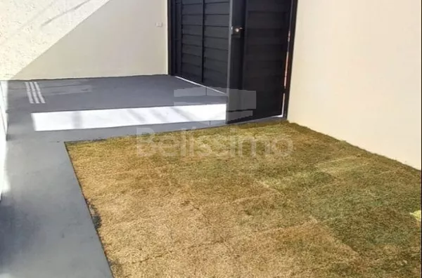 Casa localizada em Três Lagoas M/S, no bairro Setsul, Com acabamento de qualidade, contendo os seguintes cômodos: 02(dois) quartos, 01 banheiro, 01 (uma) cozinha, 01 uma) sala TV. 1(uma) lavanderia coberta, garagem  para 2 carros. Cerca Elétrica.  Constru