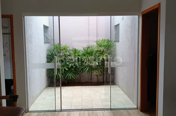 Lindo sobrado localizado no bairro Vila Nova, sobrado bem localizado e com lindos detalhes em bambu.