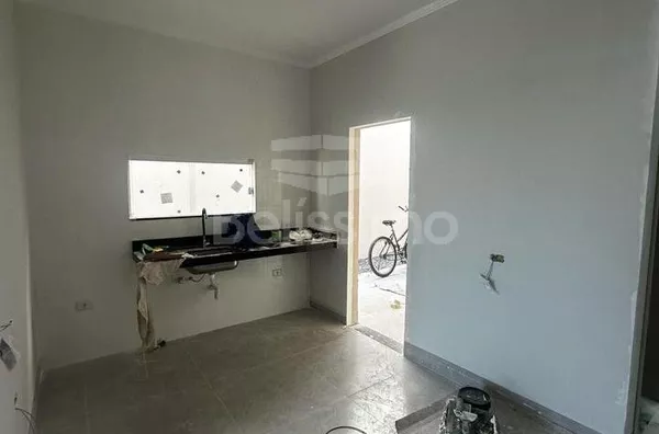 Casa com excelente localização 10 minutos do centro. Casa com 02 (dois) quartos, sendo 01 (um) suíte, 02 (dois) banheiros, 01 (uma) sala de estar, 01 (uma) cozinha, 01 (uma) lavanderia e garagem para 2 carro.