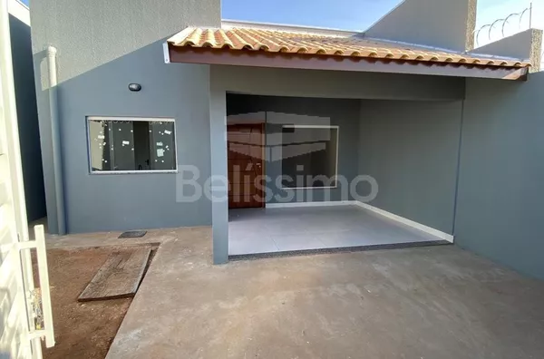 Casa com excelente localização 7 minutos do centro. Casa de 2 quartos, sendo 1 suíte, 01(uma) sala de TV, 01 (uma) cozinha, 01 (uma) área de serviço e 02 (dois) banheiros e com garagem para 2 carros. 