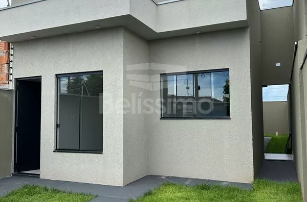 Casa com excelente localização. Casa de 2 quartos,  01(uma) sala de TV, 01 (uma) cozinha, (01) banheiro, 01 (uma) área de serviço coberta e garagem para 2 carros.