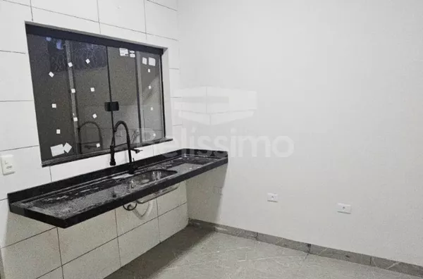 Casa localizada no bairro Parque São Carlos. Contendo 2 (dois) quartos, sendo 01 (um) suíte, 02 (dois) banheiros, 01 (uma) sala de estar, 01 (uma) cozinha, 01 (uma) lavanderia e com garagem