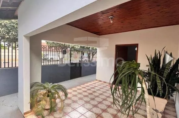 Casa bem localizada, no bairro Vila Nova. Casa contendo 03 (três) quartos, sendo 01 suíte, 02 (dois) banheiros, 02 (duas) salas, cozinha, lavanderia coberta, placa de energia solar, área gourmet e garagem para 2 carros. 