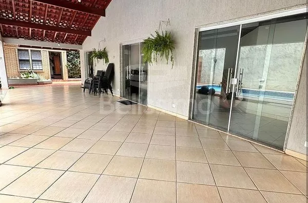 Linda Casa em um dos bairros mais nobres  de Três Lagoas. Casa de 3 quartos, sendo 3 suítes, duas com armários planejados, Hall, Banheiro social, Lavabo, Jardim de inverno, 01(uma) sala de estar e sala de jantar, 01 (uma) cozinha com armários planejados, 