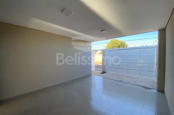 Linda casa á venda localizada no Bairro Santa Terezinha, Contendo 03(três) quartos, sendo uma suíte, 01(uma) sala de TV,  01(uma) cozinha com planejados, 02(dois) banheiros, 01(uma) área de serviço coberta e com garagem para 2 carros. 