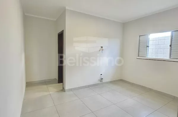 Ótima oportunidade no Loteamento Santa Helena. Casa de 2 quartos, sendo 1 suíte, 01(uma) sala, 01 (uma) cozinha, 01 (uma) área de serviço e 02 (dois) banheiros e garagem para 2 carros.