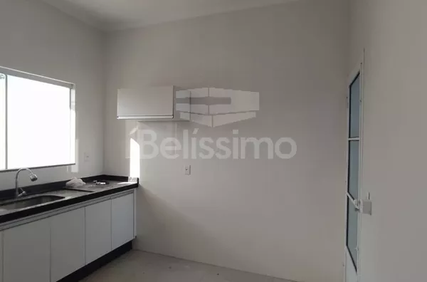 Linda Casa no Mais Parque.  Casa com 02 (dois)  quartos, sendo 1 suíte, 01(um) banheiro social, 01(uma) sala de estar,01(uma) cozinha, lavanderia coberta, garagem para 1 carro.