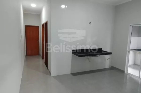 Linda casa no bairro Nova Três Lagoas, casa bem localizada. Casa contendo, 2 (Dois) Quartos, sendo 1 (Uma) suíte, 2 (Dois) Banheiros, Sala de TV, Cozinha, Lavanderia coberta e garagem para dois carros. 