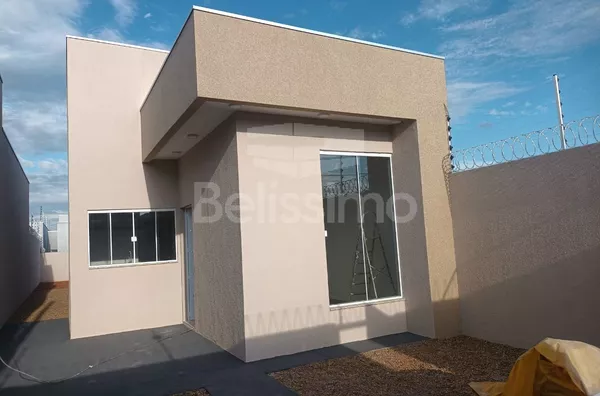 Casa com excelente localização 10 minutos do centro. Casa com 02 (dois) quartos, sendo 01 (um) suíte, 02 (dois) banheiros, 01 (uma) sala, 01 (uma) cozinha, 01 (uma) lavanderia e garagem para 2 carros. 