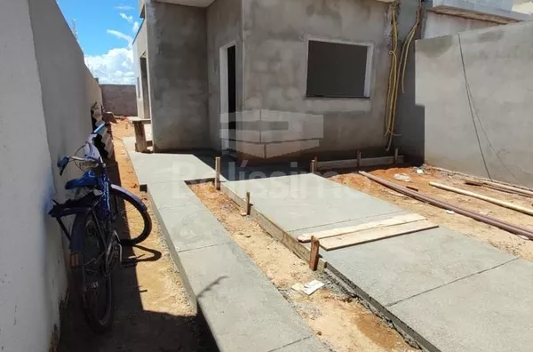 Casa com excelente localização 10 minutos do centro. Casa com 02(dois) quartos, sendo 1 suíte, 01(uma) sala de TV,  01(uma) cozinha, 02(dois) banheiros, 01(uma) área de serviço coberta e com garagem para 2 carros.   Área Construída: m²  Área Total: m²