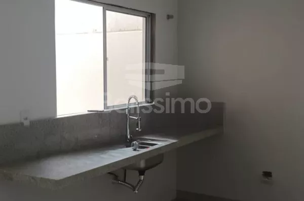 Casa com excelente localização. Casa com 02 (dois) quartos, sendo 01 (uma) suíte, 02 (dois) banheiros, 01 (uma) sala de estar, 01 (uma) cozinha, 01 (uma) lavanderia e garagem para 2 carro.