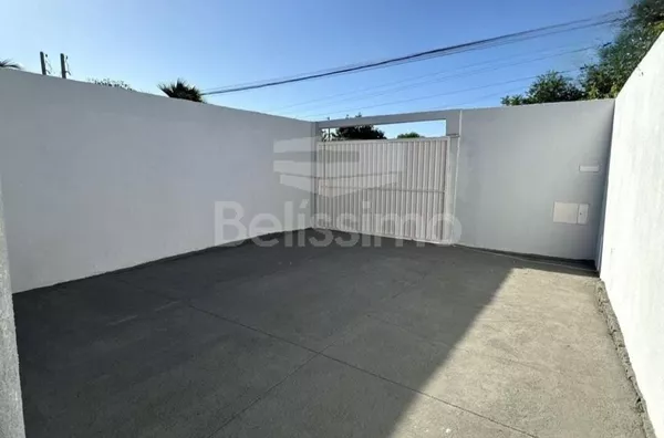 Casa com excelente localização no bairro Montanini. Casa de 2 quartos,  01(uma) sala de TV, 01 (uma) cozinha, (01) banheiro, 01 (uma) área de serviço coberta e garagem para 2 carros.