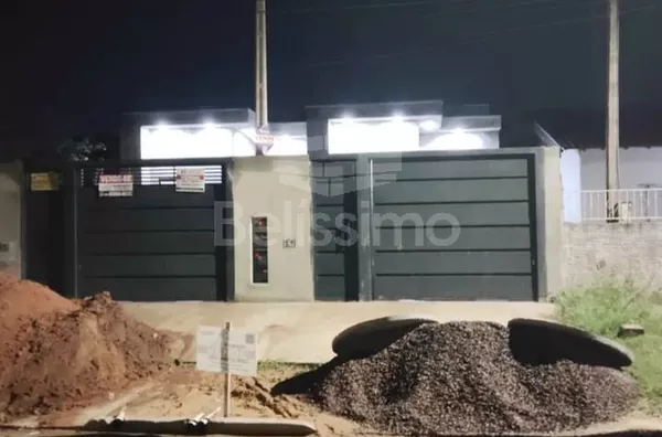 Casa com excelente localização no Vila Nova. Casa Contendo: 02 (Dois) Quartos, sendo 01 (Uma) Suíte, 01 (Uma) Sala, 01 (Uma) Cozinha, 02 (Dois) Banheiros, 01 (Uma) Área de serviço coberta, Garagem para 2 carros.
