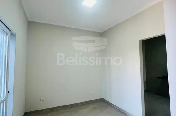  Casa com excelente localização 10 minutos do centro. Casa com 02 (dois) quartos, sendo 01 (um) suíte, 02 (dois) banheiros, 01 (uma) sala de estar, 01 (uma) cozinha, 01 (uma) lavanderia e com garagem