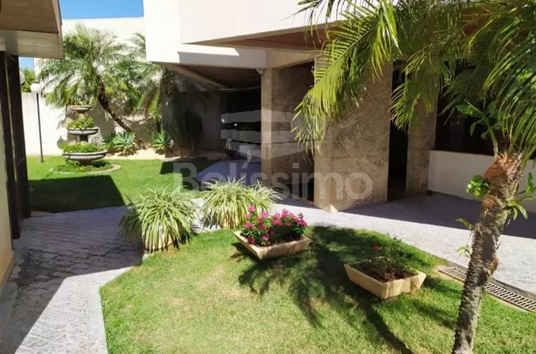 EXCELENTE OPORTUNIDADE. Apartamento no Centro, com 3 quartos, sendo (01) suíte com sacada, 2 quartos (um com sacada) banheiro social, lavabo, 01(uma) sala de TV ampla, sala de jantar, sacada ampla, , 01 (uma) cozinha ampla com planejados, 01 (uma) lavande