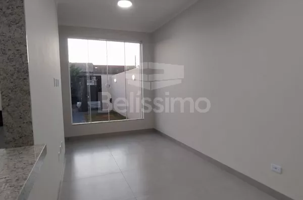 Casa com excelente localização no Mais Parque. Casa Contendo: 02 (Dois) Quartos, sendo 01 (Uma) Suíte, 01 (Uma) Sala com pé direito amplo, 01 (Uma) Cozinha, 02 (Dois) Banheiros, 01 (Uma) Área de serviço coberta, Garagem para 02 carros