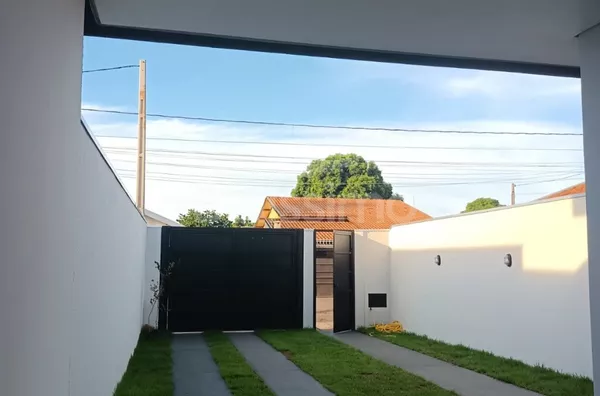 Casa com excelente localização no Jardim Ipacarai. Casa Contendo:  02 (Dois) Quartos, sendo 01 (Uma) Suíte, 01 (Uma) Sala com pé direito amplo, 01 (Uma) Cozinha integrada, 02 (Dois) Banheiros, 01 (Uma) Área de serviço coberta, Garagem para 02 carros