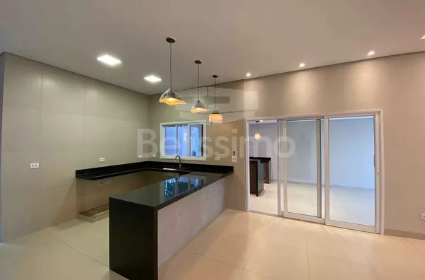 Casa com excelente localização no Bairro Santa Rita.  Casa com: 03(Três) Quartos, sendo 01 (um) suíte, 01(uma) Sala de TV, 01(uma) Cozinha, Área gourmet, 02(dois) Banheiros, 01(uma) Área de serviço coberta, Garagem para 2 carros  Área Construída: 170m²