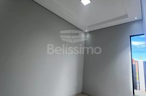 Casa com excelente localização 10 minutos do centro. Casa com 03 (três) quartos, sendo 01 (um) suíte, 02 (dois) banheiros, 01 (uma) sala de estar, 01 (uma) cozinha, 01 (uma) lavanderia e com garagem para 2 carro. 