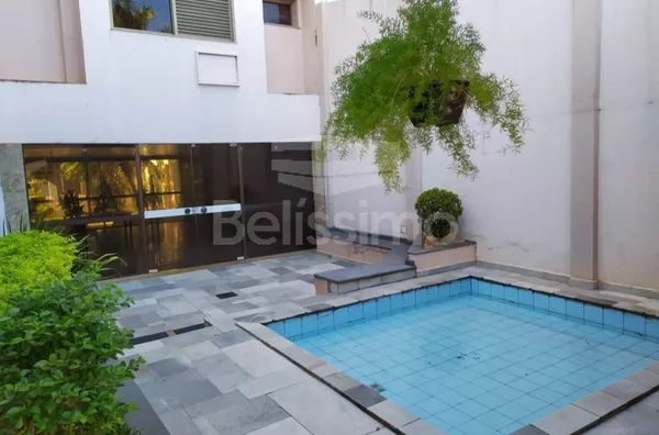 EXCELENTE OPORTUNIDADE. Apartamento no Centro, com 3 quartos, sendo (01) suíte com sacada, 2 quartos (um com sacada) banheiro social, lavabo, 01(uma) sala de TV ampla, sala de jantar, sacada ampla, , 01 (uma) cozinha ampla com planejados, 01 (uma) lavande