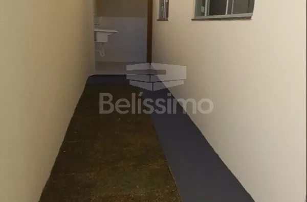 Casa localizada em Três Lagoas M/S, no bairro Setsul, Com acabamento de qualidade, contendo os seguintes cômodos: 02(dois) quartos, 01 banheiro, 01 (uma) cozinha, 01 uma) sala TV. 1(uma) lavanderia coberta, garagem  para 2 carros. Cerca Elétrica.  Constru